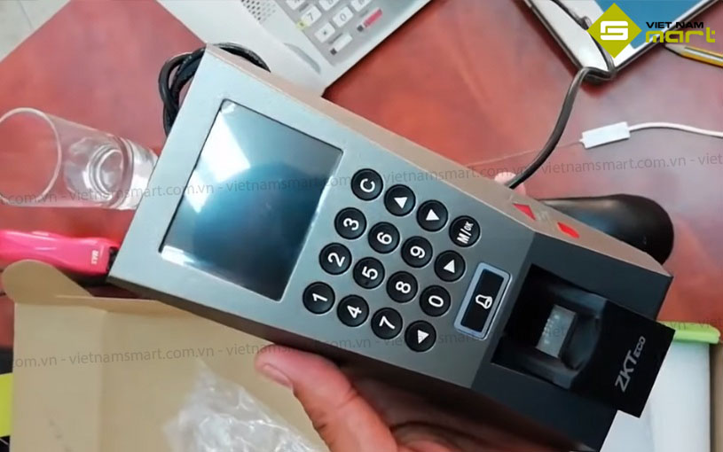 Máy chấm công vân tay ZKTeco F18-S Model ZKTeco F18-S có thiết kế nhỏ gọn và hiện đại