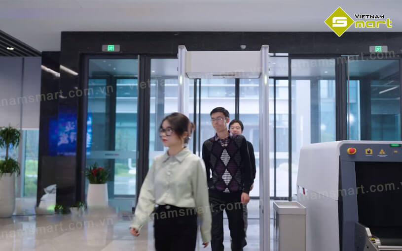 Cổng dò kim loại Hikvision ISD-SMG1118L Tác hại của cửa từ dò kim loại Hikvision ISD-SMG1118L từ thực tiễn khi ứng dụng