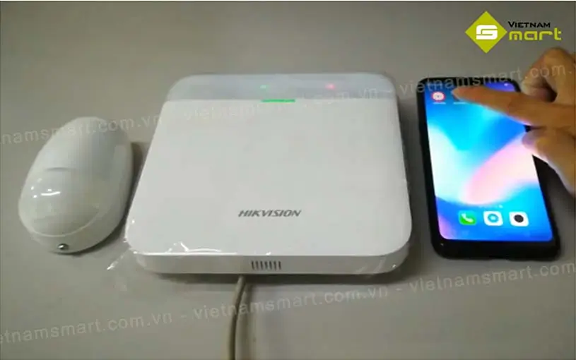 Ảnh thực tế của trung tâm báo động không dây DS-PWA64-L-WB