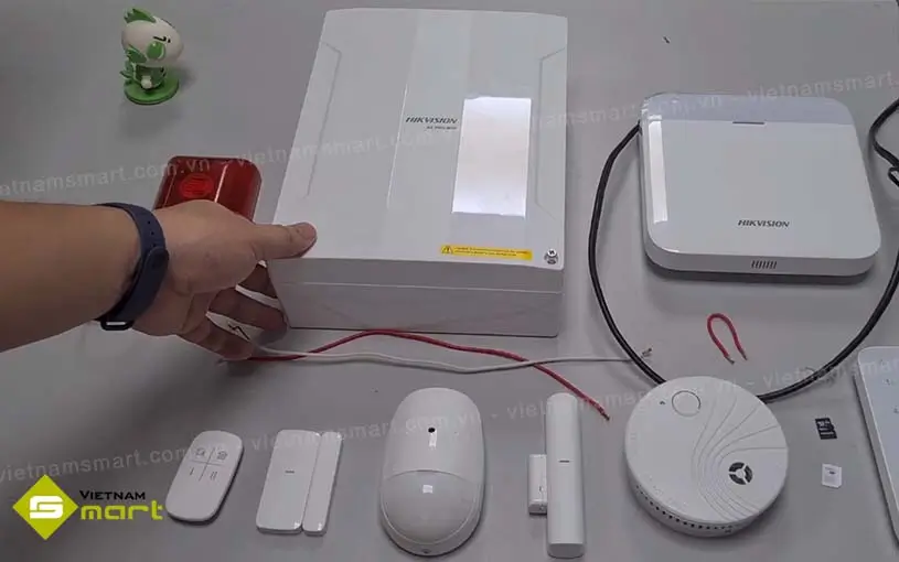 Trung tâm báo động DS-PWA96-M2-WB (EU) đnag được kiểm tra