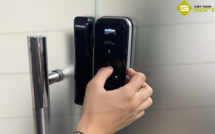Lắp khóa vân tay GL300 cho cửa kính tại ngân hàng Pvcombank