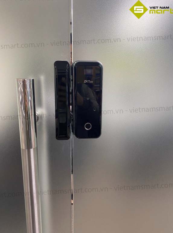 Lắp khóa vân tay GL300 cho cửa kính tại ngân hàng Pvcombank