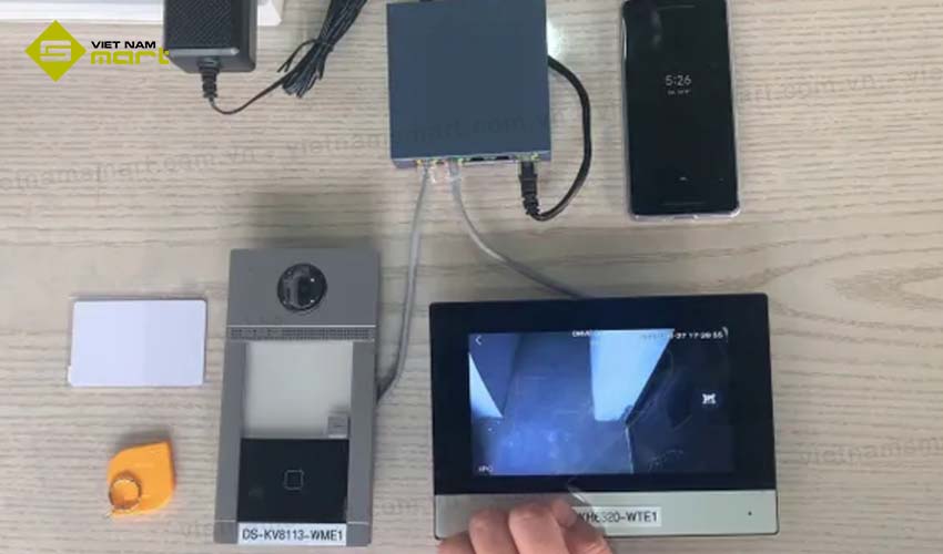 Bộ Kit chuông cửa màn hình Hikvision DS-KIS604-P(B) Hikvision DS-KIS604-P(B) hỗ trợ 8 đầu vào báo động