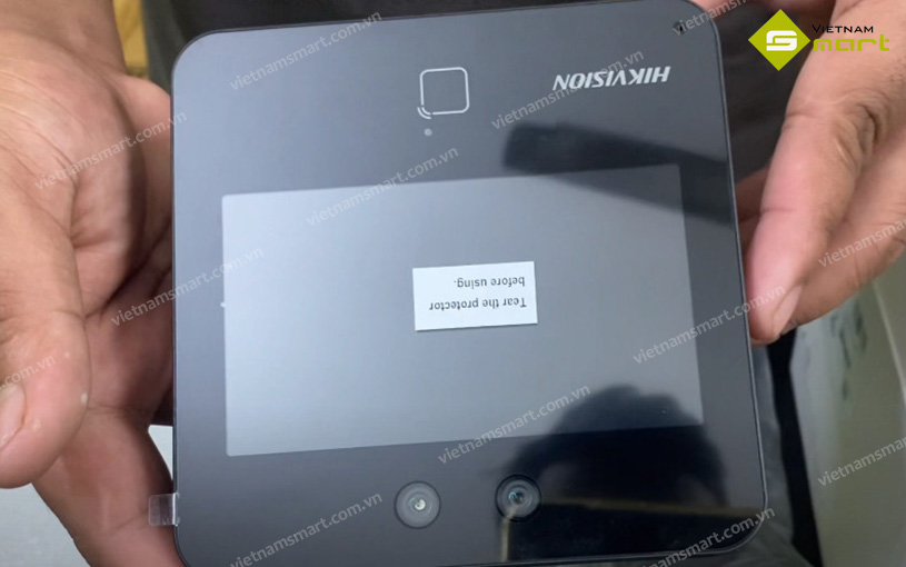 Máy chấm công khuôn mặt Hikvision DS-K1T642EFW Mở hộp máy chấm công Hikvision DS-K1T642EFW