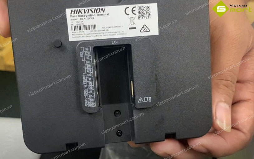 Máy chấm công khuôn mặt Hikvision DS-K1T642EFW Mở hộp máy chấm công Hikvision DS-K1T642EFW (2)