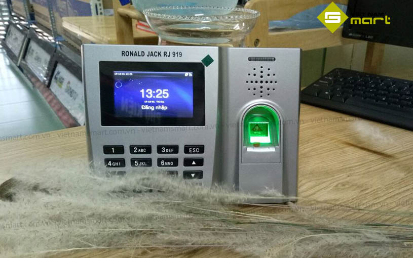 Màn hình sắc nét của model RJ911 Ronald Jack