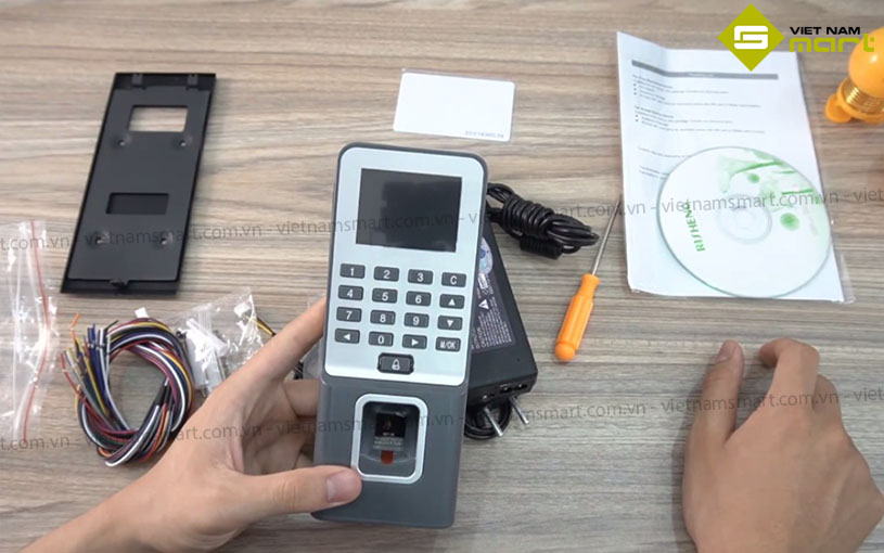 Máy chấm công vân tay thẻ Ronald Jack F19 Model F19 nhỏ gọn và tiện lợi