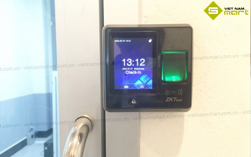 Mẫu máy chấm công vân tay kiểm soát cửa ZKTeco SF300