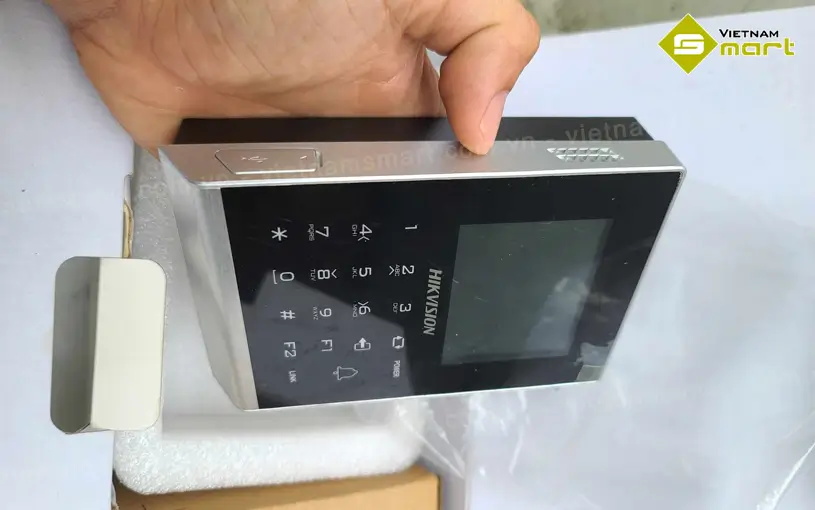 Bộ kiểm soát vào ra độc lập Hikvision DS-K1T105AM Hình ảnh thực tế của bộ kiểm soát độc lập DS-K1T105AM