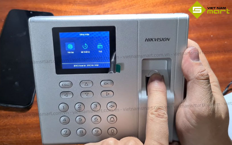 Máy chấm công vân tay Hikvision DS-K1T8003EF DS-K1T8003EF trang bị mắt đọc vân tay quang học