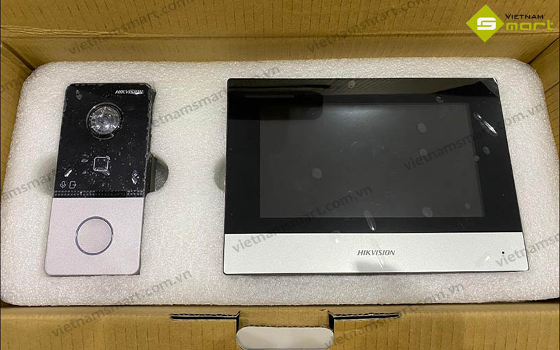 Màn hình chuông cửa Hikvision DS-KH6320-LE1 Hình ảnh thực tế của màn hình chuông cửa DS-KH6320-LE1 kết hợp với nút bấm camera