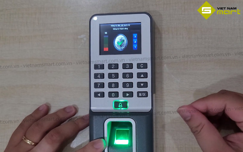Máy chấm công vân tay thẻ Ronald Jack F19 Màn hình máy chấm công RJ F19 sắc nét