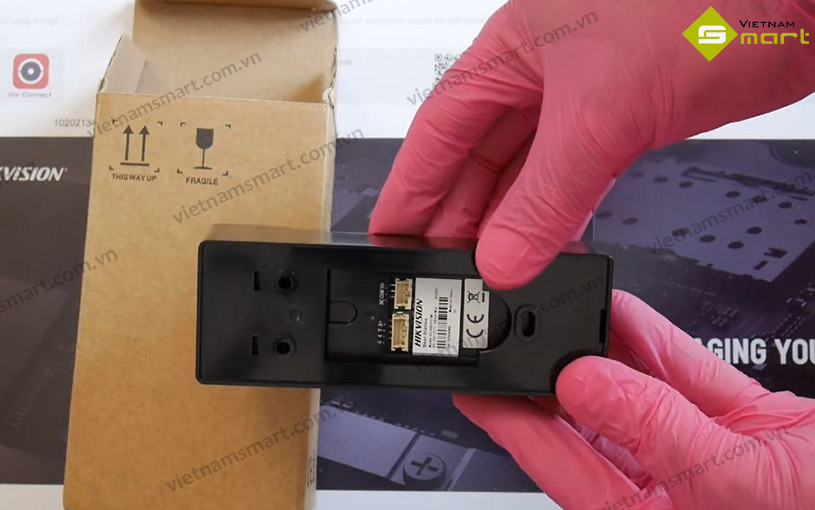 Camera chuông cửa Hikvision DS-KB2411T-IM Mặt sau của camera chuông cửa Hikvision DS-KB2411T-IM