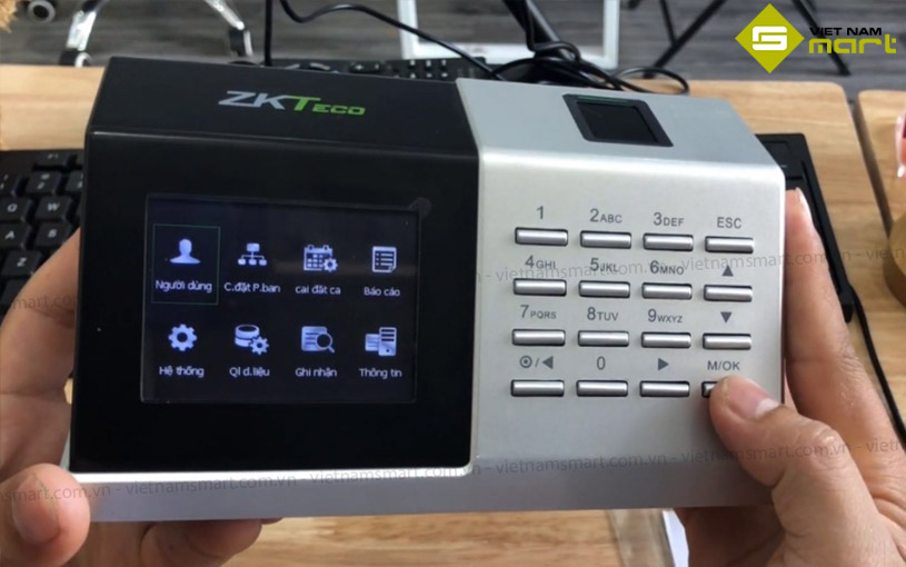 Máy chấm công vân tay ZKTeco D2 Model ZKTeco D2 có thiết kế nhỏ gọn, tiện lợi