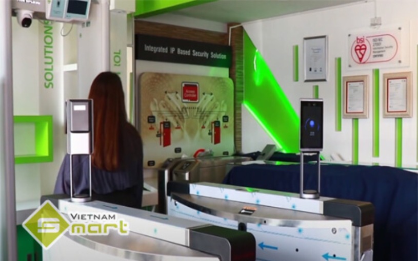 Thiết bị nhận dạng khuôn mặt cho cổng xoay Hikvision DS-K5671-ZV Ứng dụng mô-đun nhận dạng khuôn mặt cho cổng xoay DS-K5671-ZV tại nhà máy sản xuất linh kiện điện tử