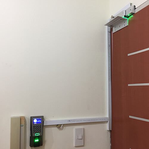 Kiểm soát cửa chấm công