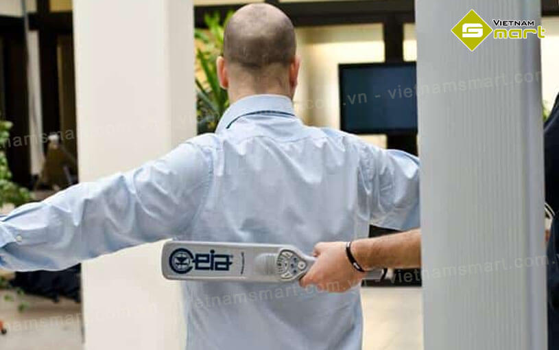 Máy dò kim loại cầm tay sẽ phát tín hiệu cảnh báo nếu gặp các vật thể kim loại