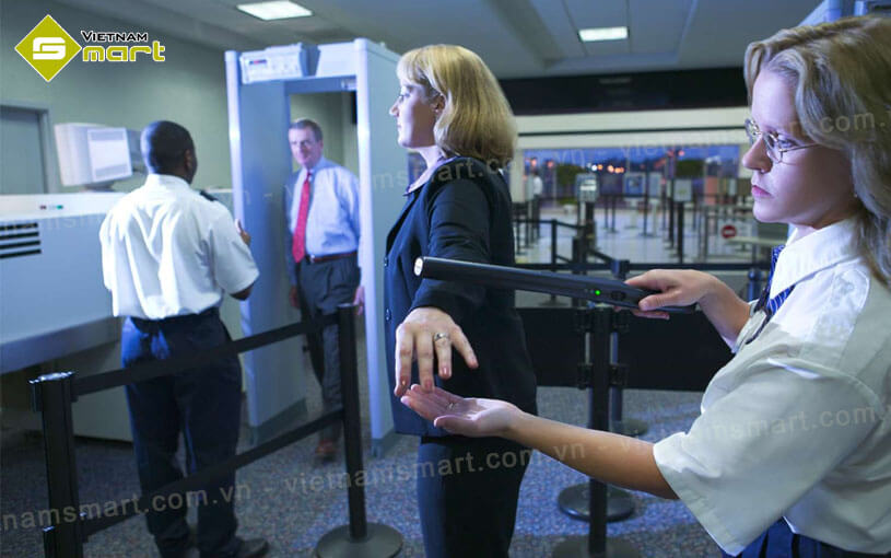 Máy dò kim loại bằng tay dễ dàng sử dụng chỉ với một tay