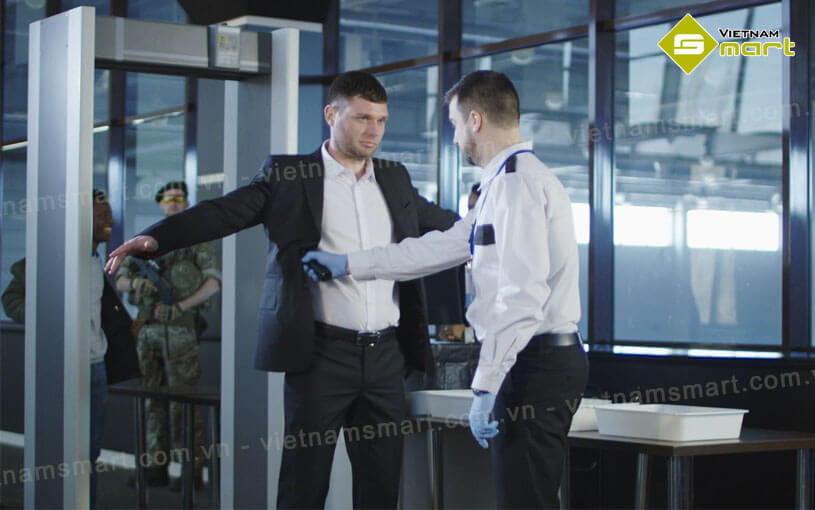 Máy rà kim loại kiểm soát hiệu quả các vật kim loại trên cơ thể người