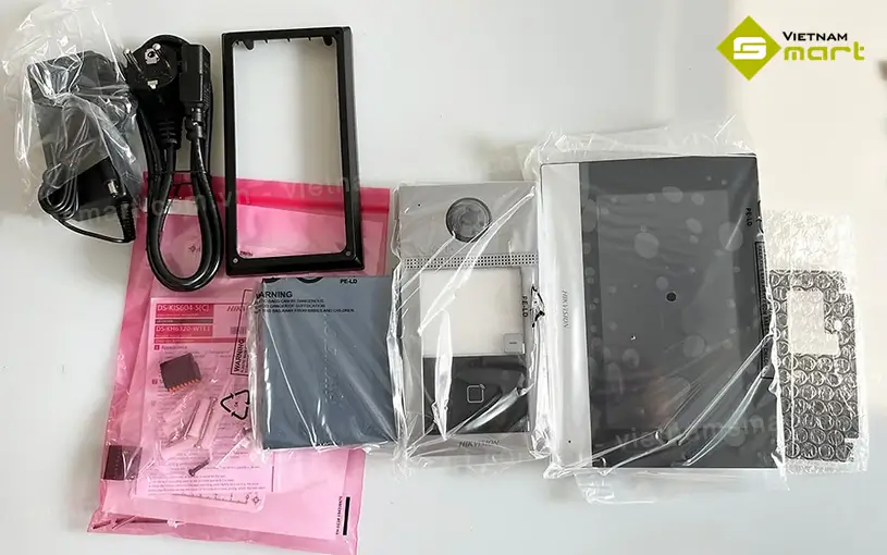 Bộ chuông cửa màn hình DS-KIS604-S(C) gồm các thiết bị