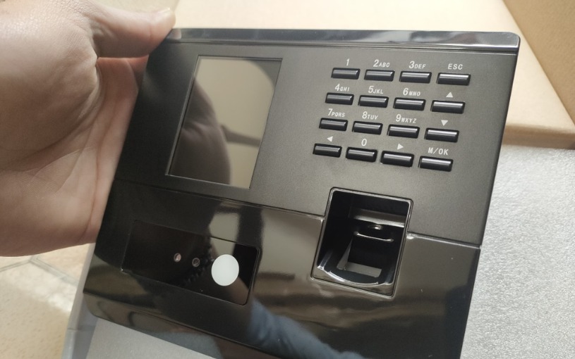 Mẫu máy chấm công nhận diện khuôn mặt Ronald Jack thiết kế hiện đại