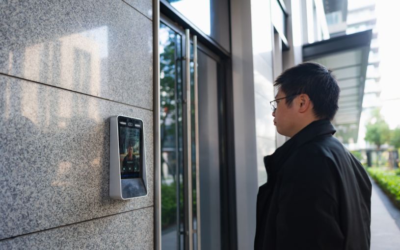 Máy chấm công và quản lý cửa bằng khuôn mặt