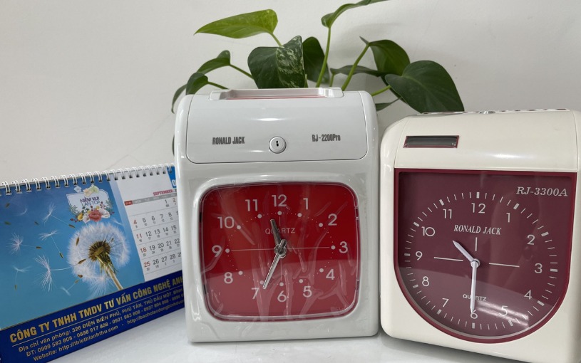 Máy chấm công thẻ giấy của Ronald Jack có thiết kế nhỏ gọn