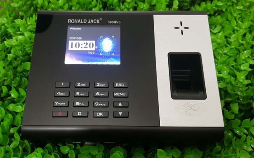 Một mẫu máy chấm công vân tay Ronald Jack tích hợp thêm thẻ từ