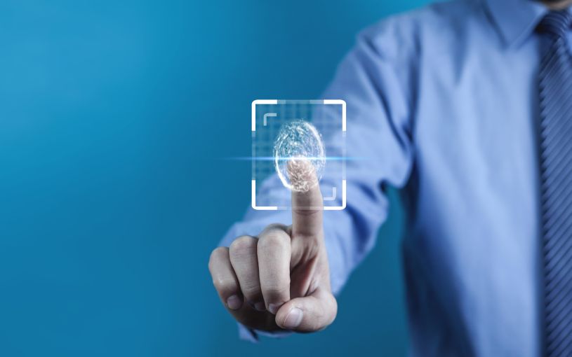 Thiết bị kiểm soát cửa sẽ xác nhận quyền truy cập của nhân viên