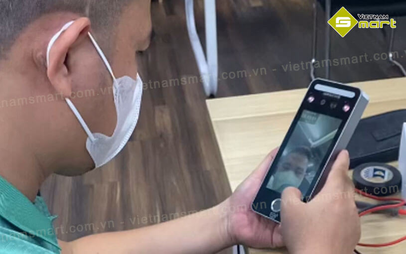 Máy chấm công kiểm soát cửa bằng khuôn mặt Ronald Jack Facepro-009 Facepro-009 giúp xác thực quyền truy cập ngay cả khi đang đeo khẩu trang