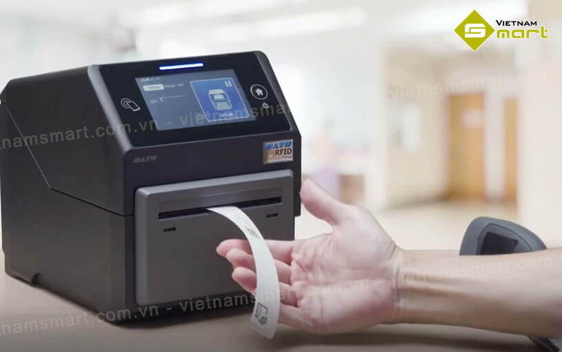Máy in mã vạch để bàn SATO CT4-LX Máy in mã vạch để bàn SATO CT4-LX tiện ích in ấn đa dạng cho việc quản lý logictics