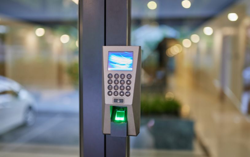 Máy chấm công kiểm soát cửa vừa xác minh giờ làm vừa kiểm soát ra vào