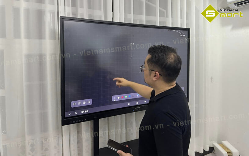 Người dùng có thể tương tác trực tiếp lên màn hình DS-D5B86RB/EL