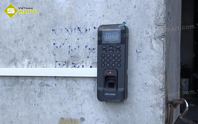 Máy chấm công vân tay Hikvision DS-K1T804AMF Máy chấm công vân tay Hikvision DS-K1T804AMF chính hãng được lắp đặt bởi VietnamSmart