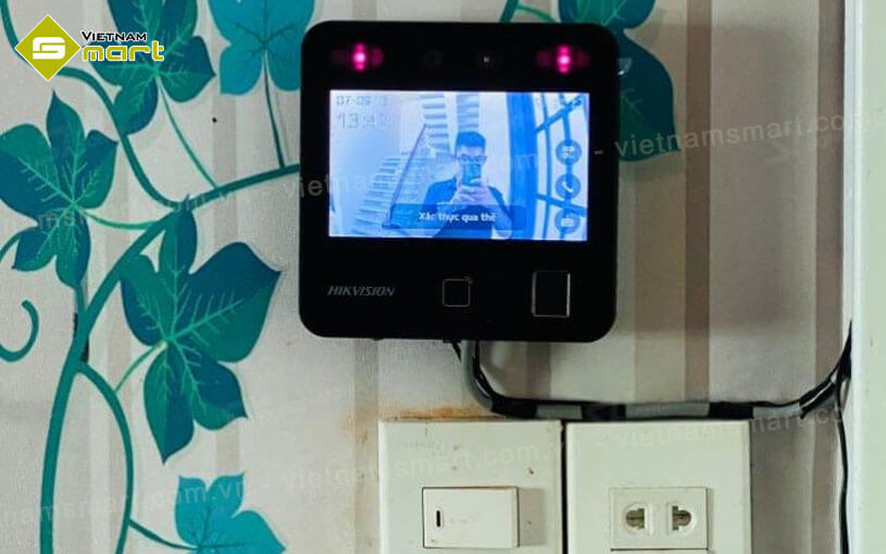 Máy chấm công khuôn mặt Hikvision DS-K1T343MFX Máy chấm công DS-K1T343MFX ứng dụng thuật toán thông minh chống gian lận