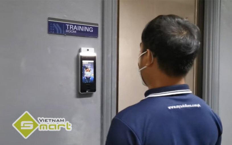 Hình ảnh sử dụng máy chấm công khuôn mặt SpeedFace-V5L [TD] tại doanh nghiệp