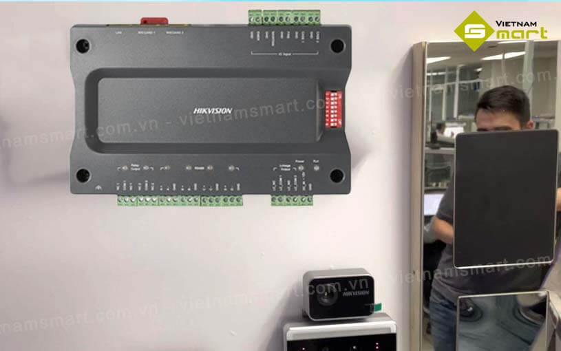 Bộ điều khiển thang máy Hikvision DS-K2220X Bộ điều khiển Hikvision DS-K2220X chuyên dùng cho thang máy