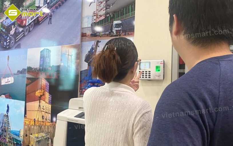 Quản lý nhân sự với máy chấm công kiểm soát cửa để nâng cao tính bảo mật và tiện lợi