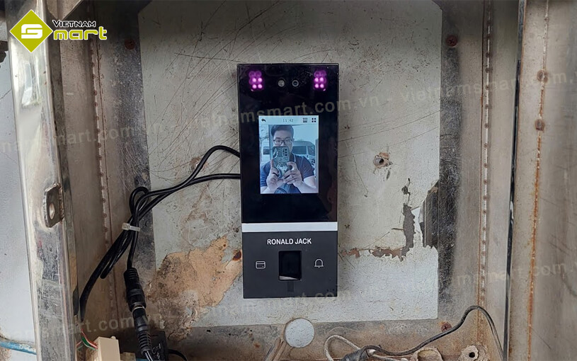 Lắp đặt máy chấm công khuôn mặt RONALD JACK FA2000 cho giải pháp kiểm soát nhân sự