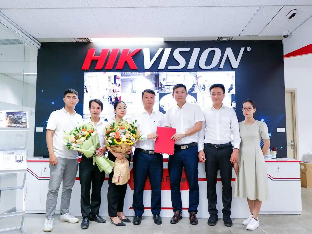 Vietnamsmart – Nhà phân phối chính thức ủy quyền Hikvision tại Việt Nam Đại diện Vietnamsmart và Hikvision trong buổi gặp gỡ, ghi nhận quan hệ hợp tác giữa hai bên.
