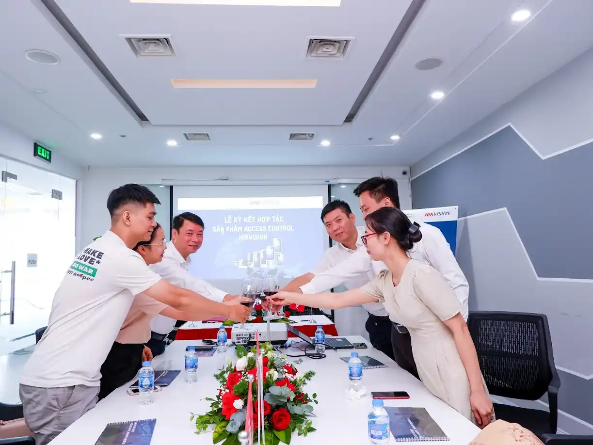 Vietnamsmart – Nhà phân phối chính thức ủy quyền Hikvision tại Việt Nam Không khí buổi ký kết hợp tác sản phẩm Access Control Hikvision giữa Vietnamsmart và Hikvision năm 2022.