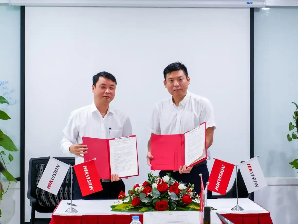 Vietnamsmart – Nhà phân phối chính thức ủy quyền Hikvision tại Việt Nam Đại diện hai bên tại buổi ký kết hợp tác sản phẩm Access Control Hikvision, đánh dấu bước phát triển quan trọng trong quan hệ hợp tác.