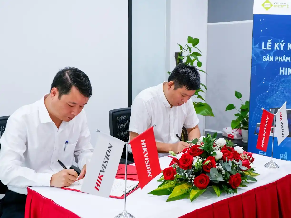 Vietnamsmart – Nhà phân phối chính thức ủy quyền Hikvision tại Việt Nam Khoảnh khắc ký kết hợp tác giữa Vietnamsmart và Hikvision trong lĩnh vực Access Control System.